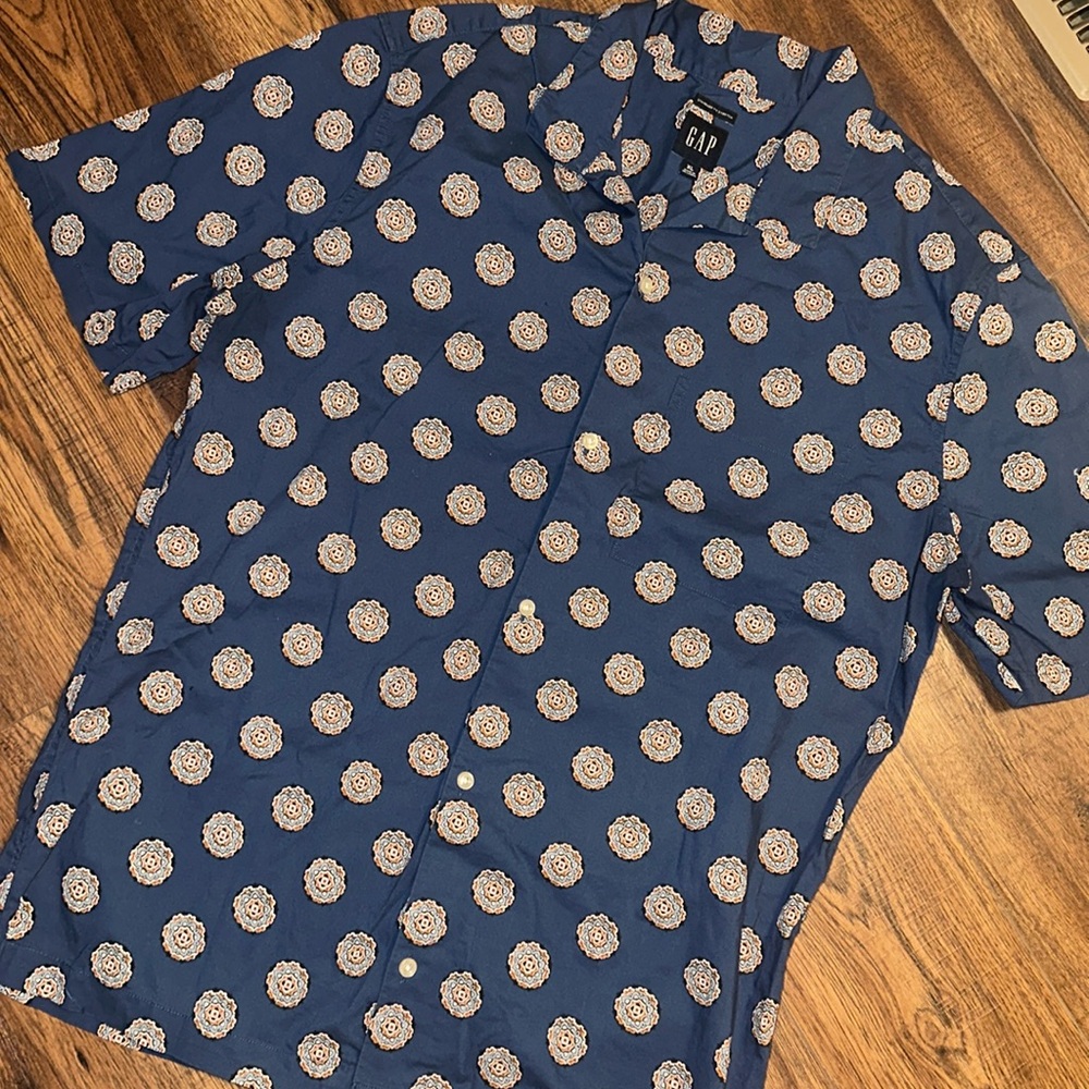 Men’s Gap Button Down Tee